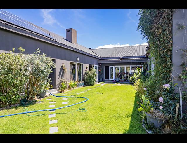 4 BEDROOM HOUSE FOR SALE IN LONG ACRES COUNTRY ESTATE